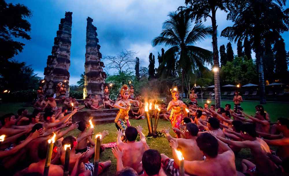 Tanah Gajah Ubud is proud to host a dance troupe of between fifty and seventy boys and men from the local community who perform the Kecak dance. 