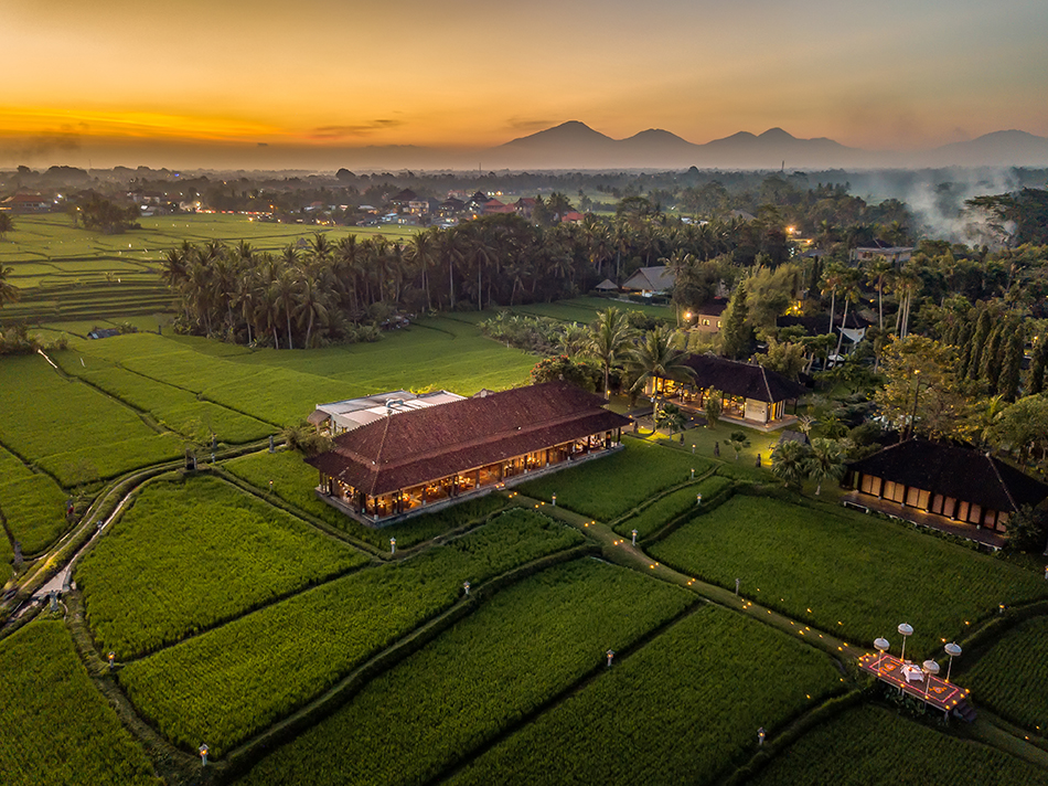 The Tempayan at Tanah Gajah offers unobstructed panoramic views of unobstructed rice fields and the tropical jungle beyond from every table. 