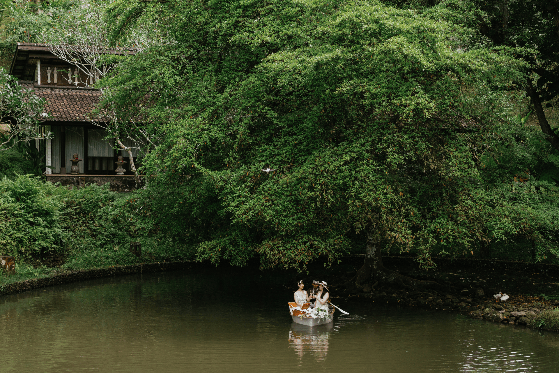 Romantic picnic on the boat in Tanah Gajah Ubud with jungle view