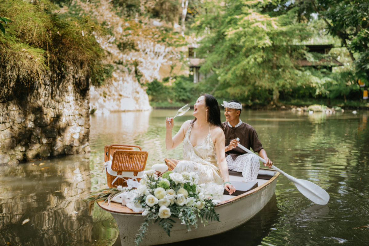 Romantic picnic on the boat in Tanah Gajah Ubud with jungle view and sparkling wine